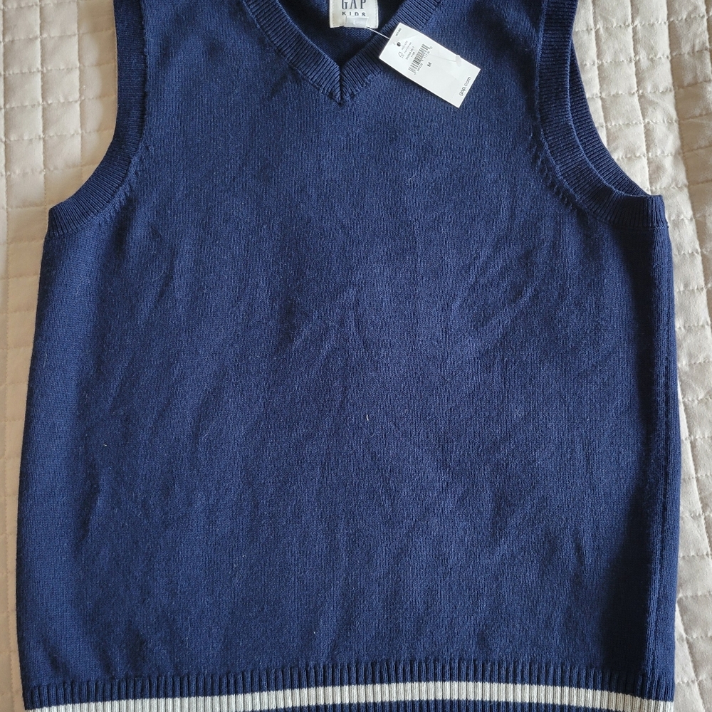 NWT GAP KIDS Boy's Sweater Vest Size Medium Navy With white trim